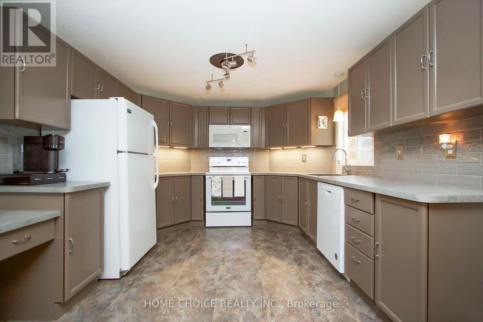 












10 EASTBANK ROAD

,
Clarington (Newcastle),




Ontario
L1B1A4

