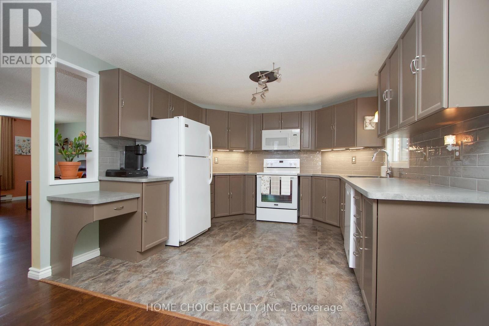 












10 EASTBANK ROAD

,
Clarington (Newcastle),




Ontario
L1B1A4

