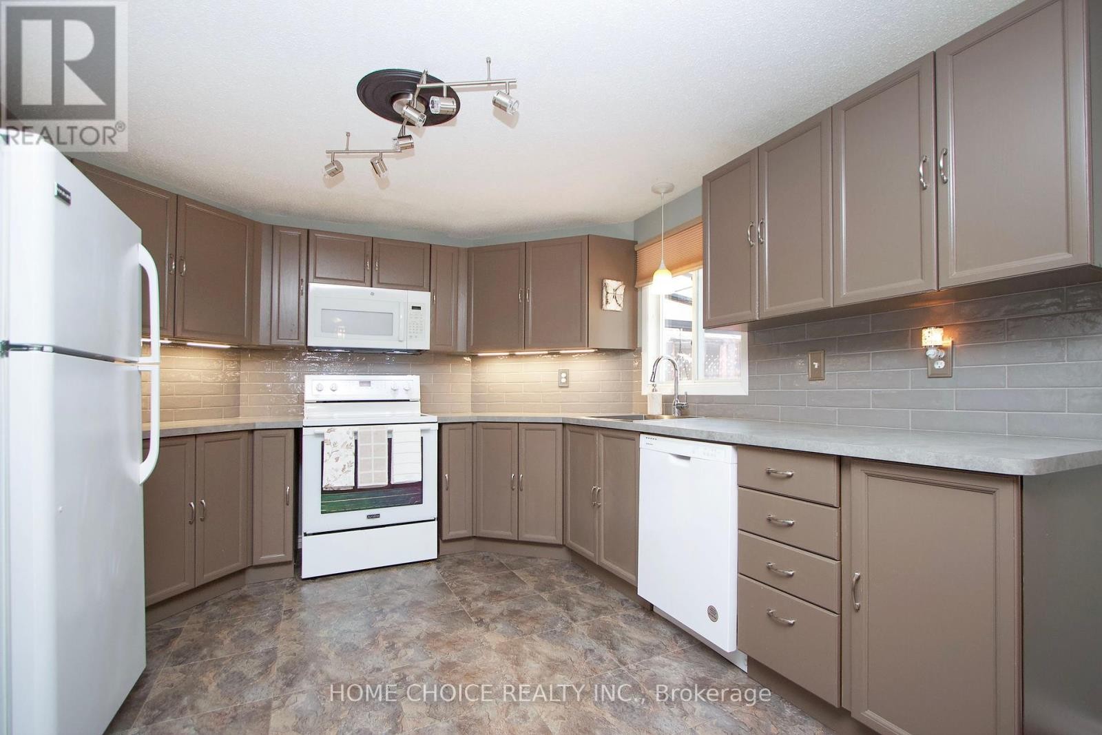 












10 EASTBANK ROAD

,
Clarington (Newcastle),




Ontario
L1B1A4

