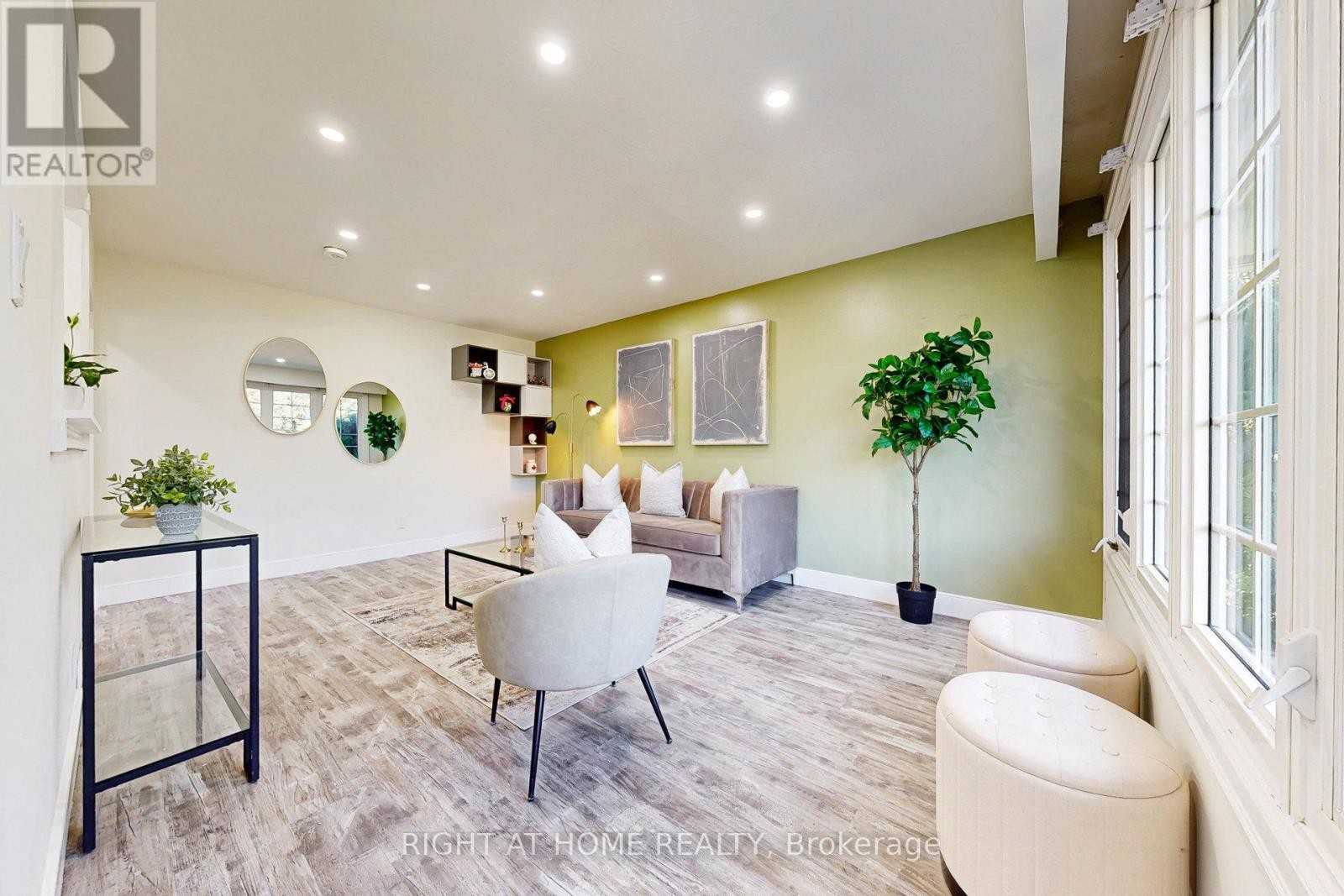 












512 OSHAWA BOULEVARD N

,
Oshawa (O'Neill),




Ontario
L1G5T7

