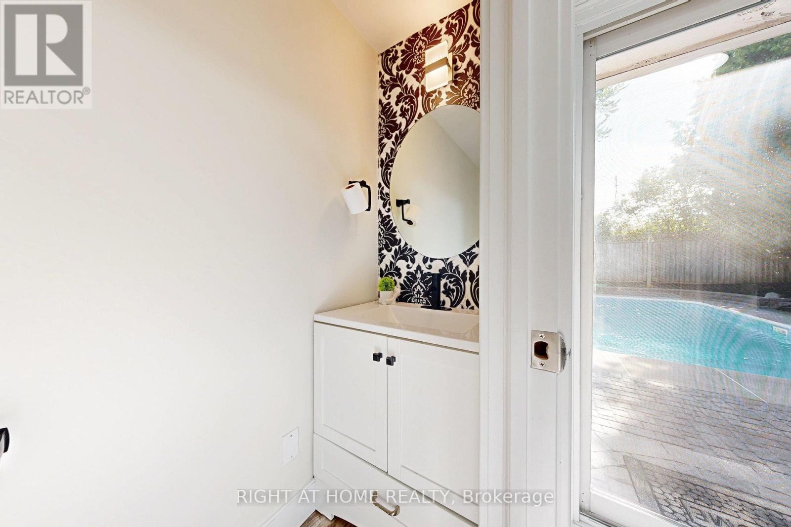 












512 OSHAWA BOULEVARD N

,
Oshawa (O'Neill),




Ontario
L1G5T7

