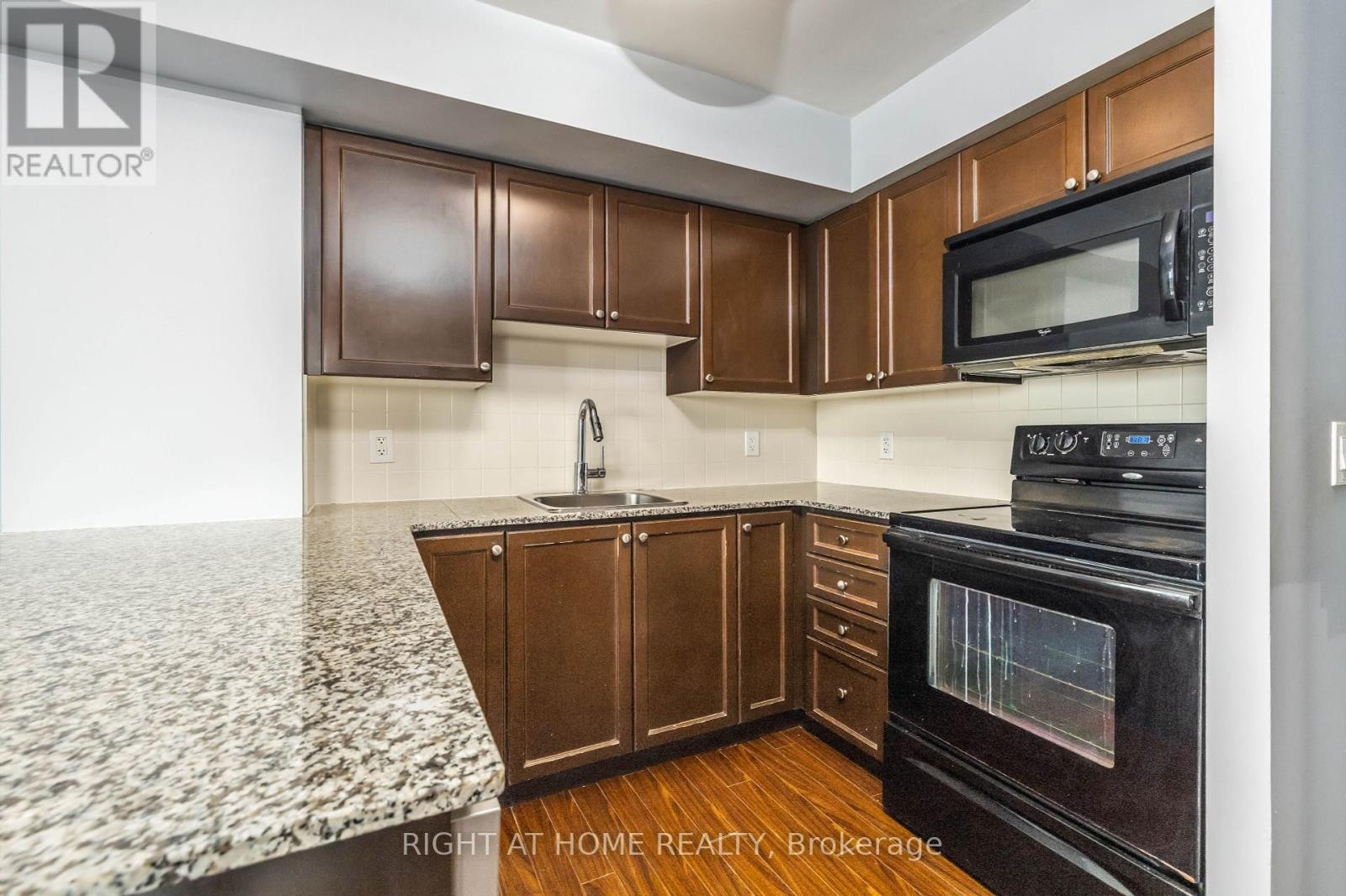 












3703 - 125 VILLAGE GREEN SQUARE

,
Toronto (Agincourt South-Malvern West),




Ontario
M1S0G3

