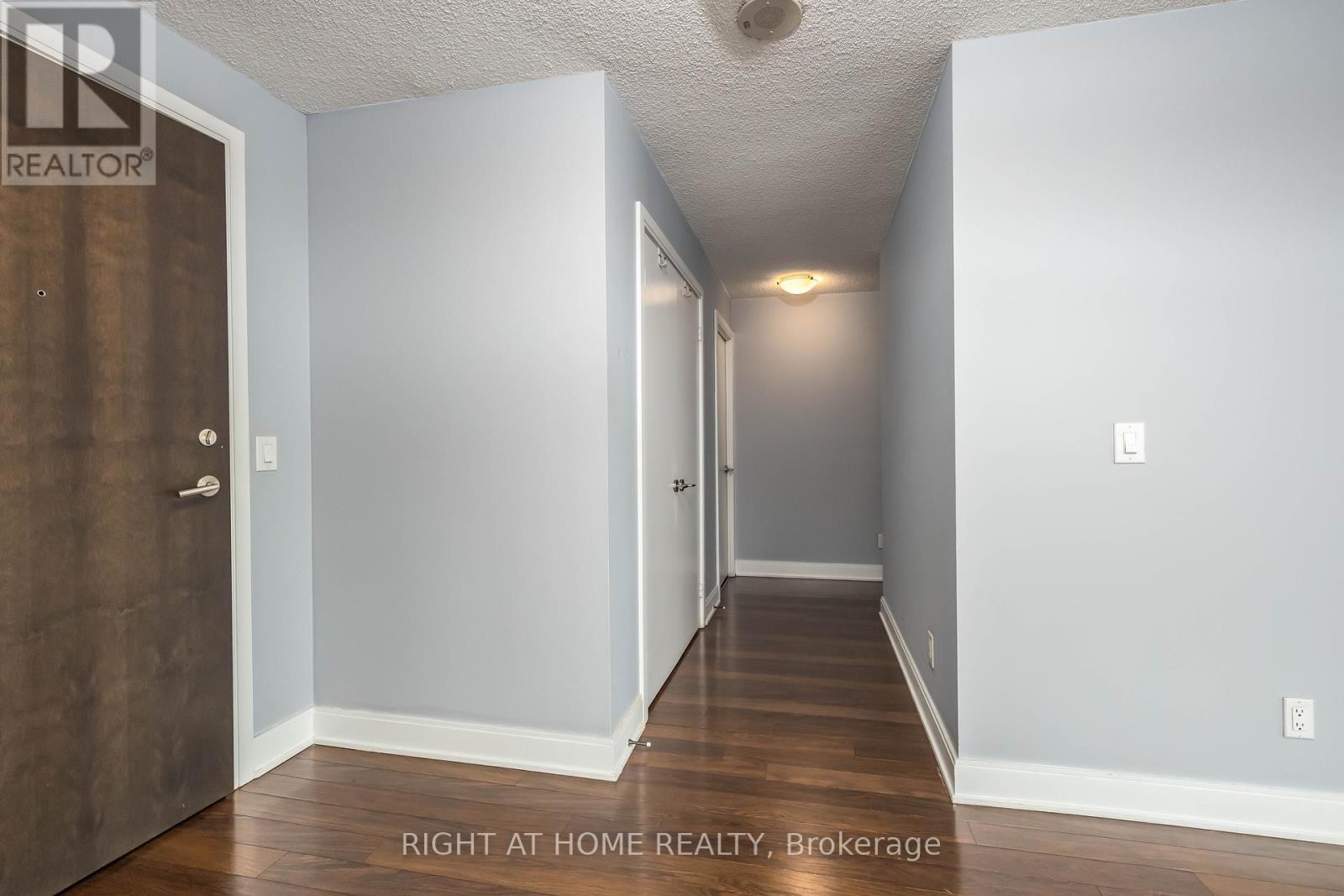 












3703 - 125 VILLAGE GREEN SQUARE

,
Toronto (Agincourt South-Malvern West),




Ontario
M1S0G3

