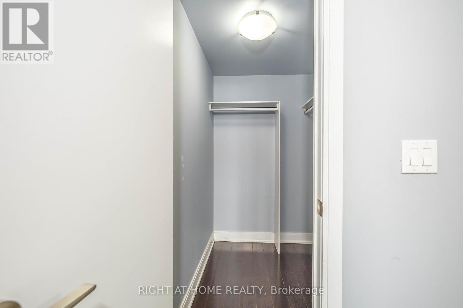 












3703 - 125 VILLAGE GREEN SQUARE

,
Toronto (Agincourt South-Malvern West),




Ontario
M1S0G3

