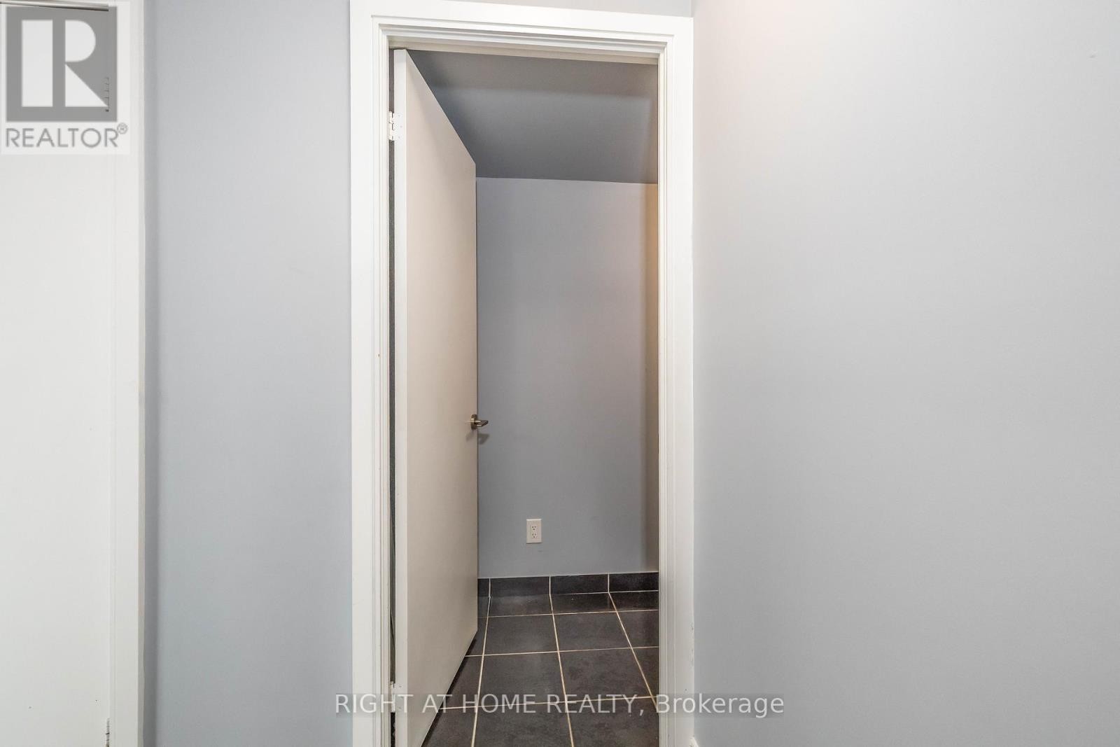 












3703 - 125 VILLAGE GREEN SQUARE

,
Toronto (Agincourt South-Malvern West),




Ontario
M1S0G3

