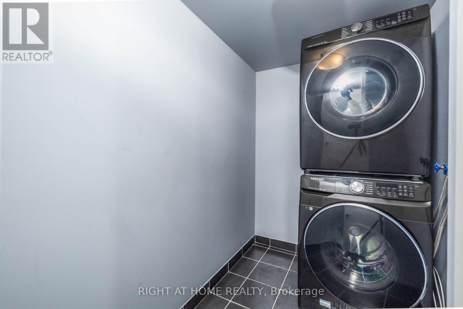 












3703 - 125 VILLAGE GREEN SQUARE

,
Toronto (Agincourt South-Malvern West),




Ontario
M1S0G3

