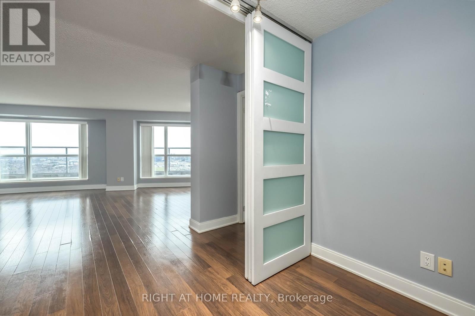 












3703 - 125 VILLAGE GREEN SQUARE

,
Toronto (Agincourt South-Malvern West),




Ontario
M1S0G3

