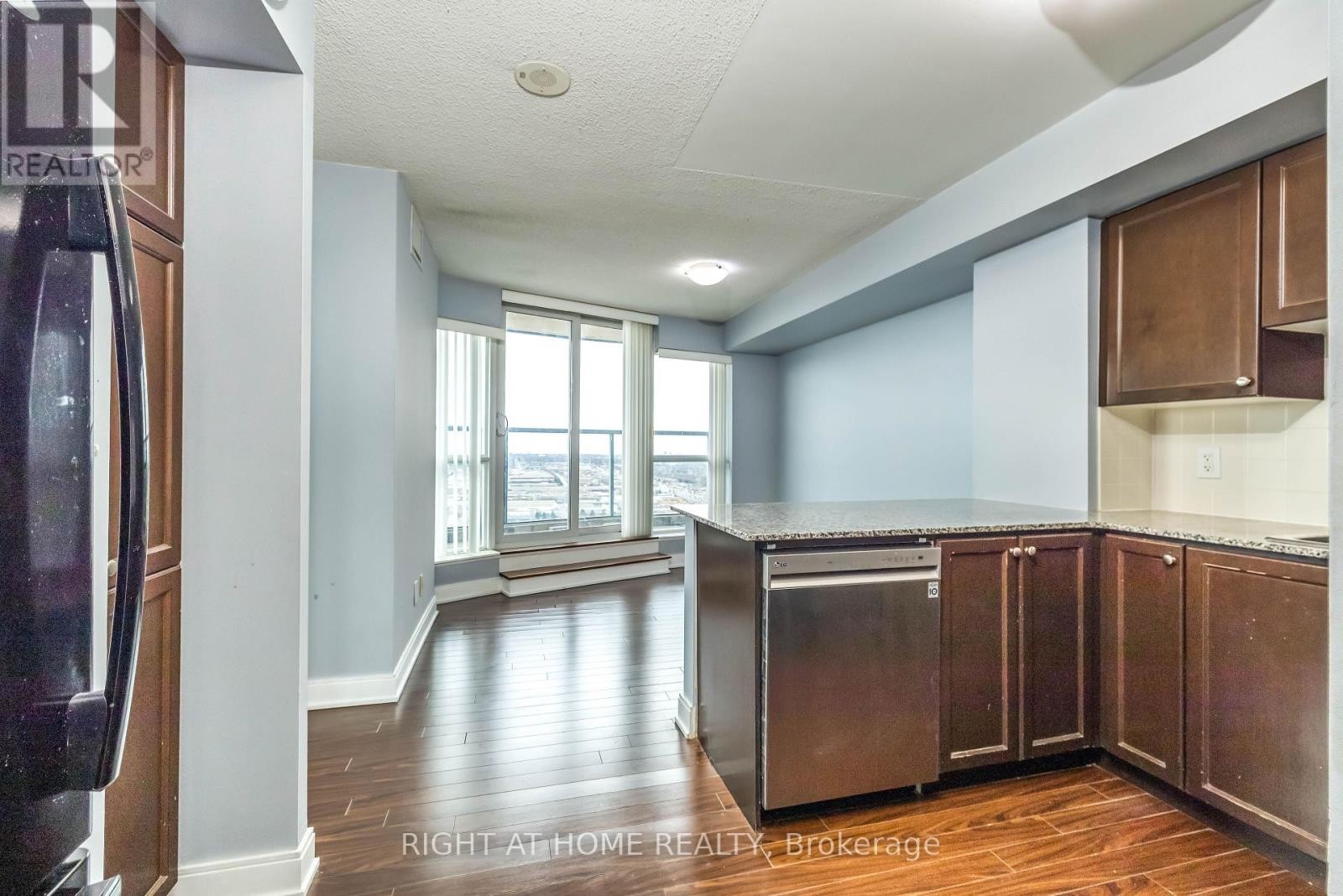 












3703 - 125 VILLAGE GREEN SQUARE

,
Toronto (Agincourt South-Malvern West),




Ontario
M1S0G3

