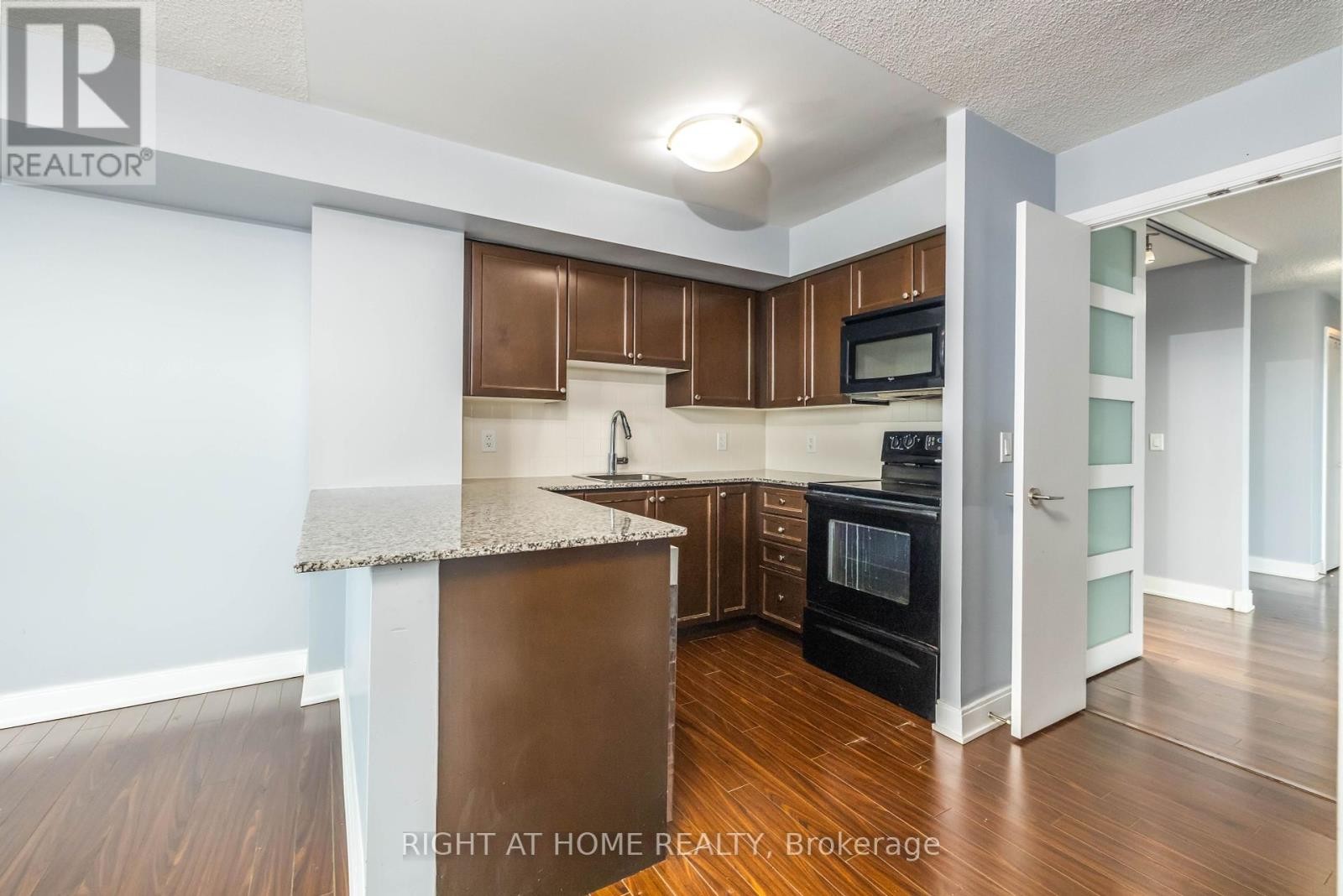 












3703 - 125 VILLAGE GREEN SQUARE

,
Toronto (Agincourt South-Malvern West),




Ontario
M1S0G3

