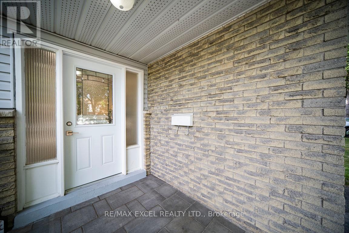 












106 ALEXMUIR BOULEVARD

,
Toronto (Agincourt North),




Ontario
M1V1H4

