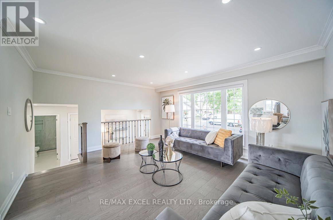 












106 ALEXMUIR BOULEVARD

,
Toronto (Agincourt North),




Ontario
M1V1H4

