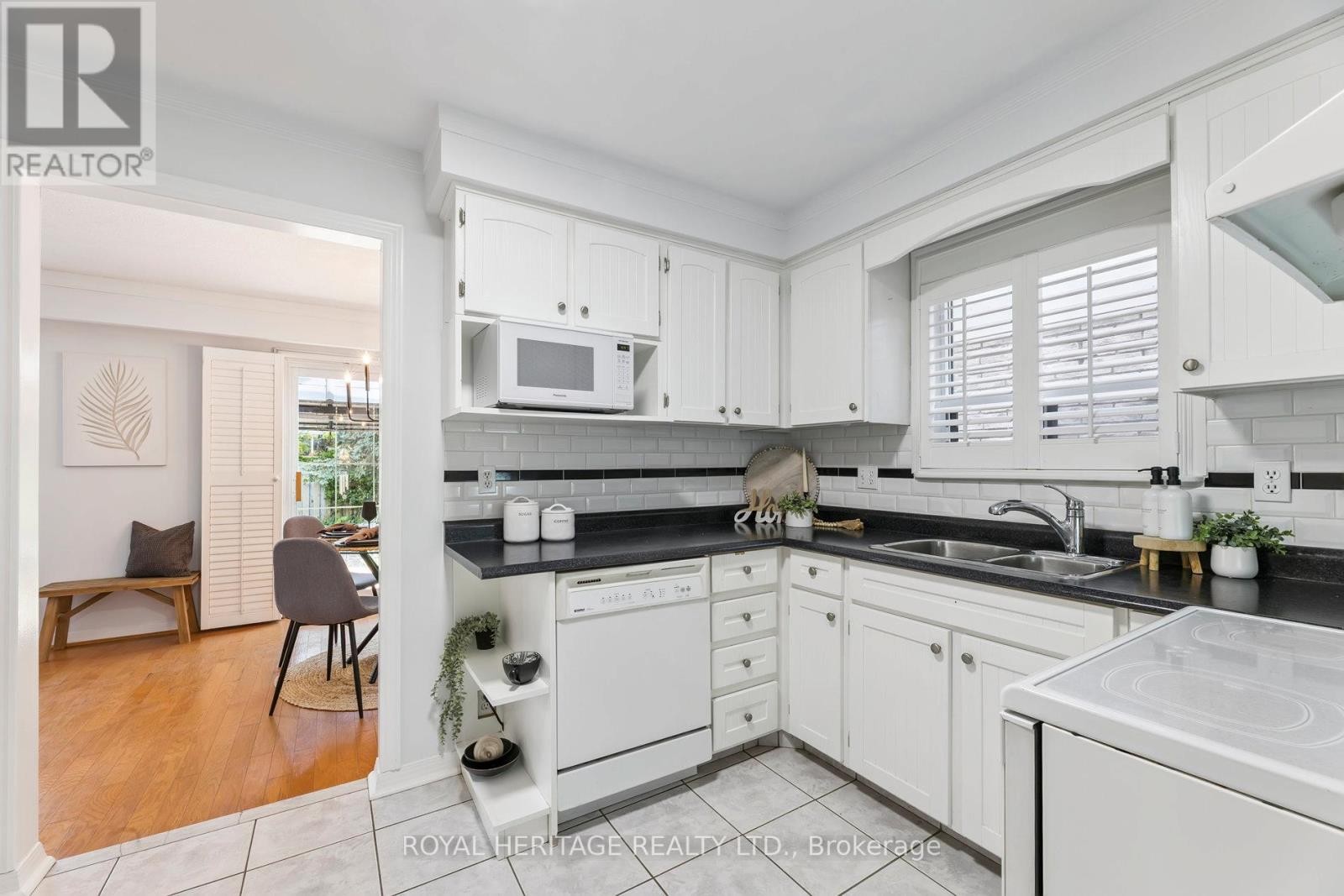 












606 STONEBRIDGE LANE

,
Pickering (West Shore),




Ontario
L1W3B3

