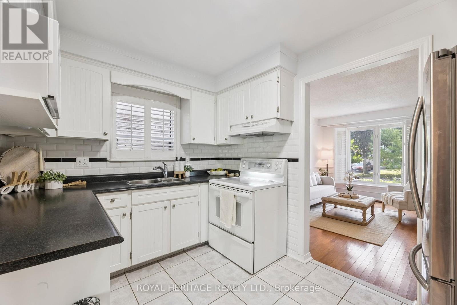












606 STONEBRIDGE LANE

,
Pickering (West Shore),




Ontario
L1W3B3

