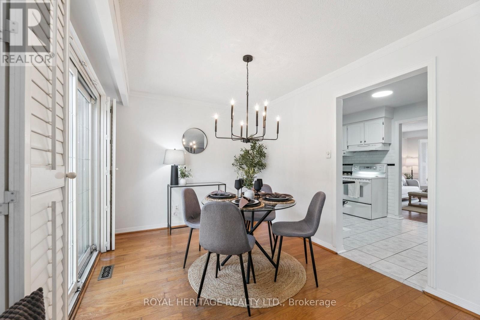 












606 STONEBRIDGE LANE

,
Pickering (West Shore),




Ontario
L1W3B3

