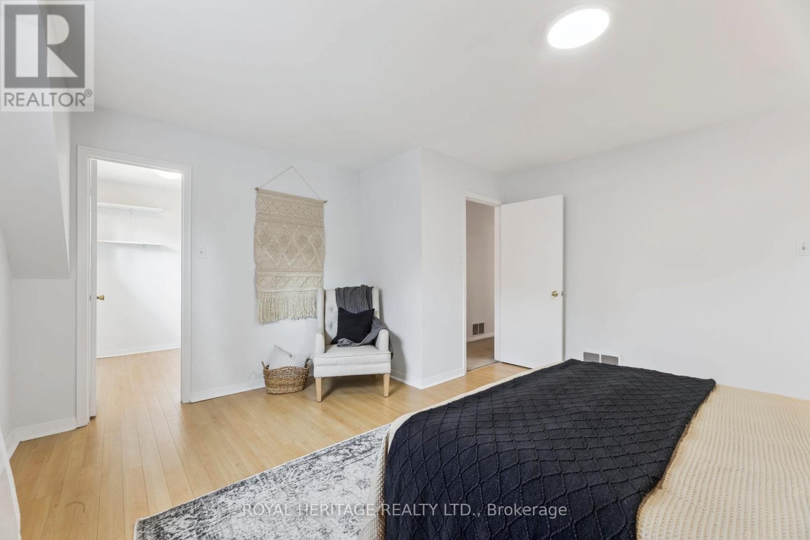 












606 STONEBRIDGE LANE

,
Pickering (West Shore),




Ontario
L1W3B3


