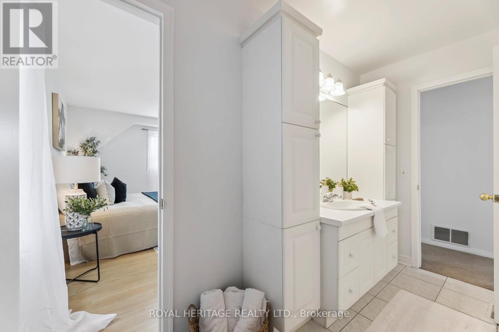 












606 STONEBRIDGE LANE

,
Pickering (West Shore),




Ontario
L1W3B3

