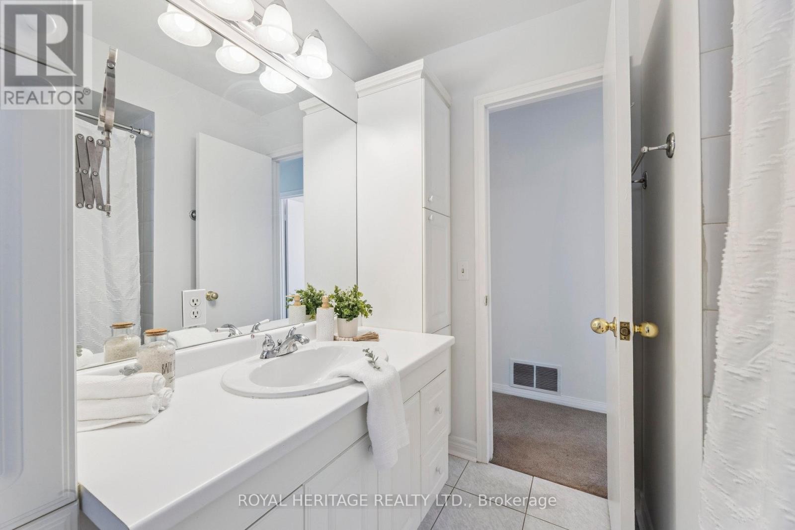 












606 STONEBRIDGE LANE

,
Pickering (West Shore),




Ontario
L1W3B3

