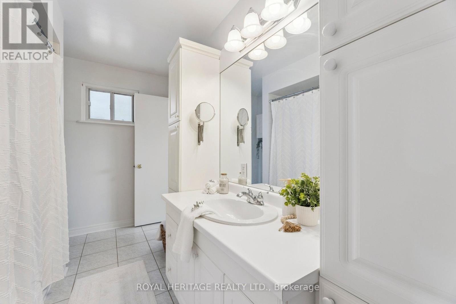 












606 STONEBRIDGE LANE

,
Pickering (West Shore),




Ontario
L1W3B3

