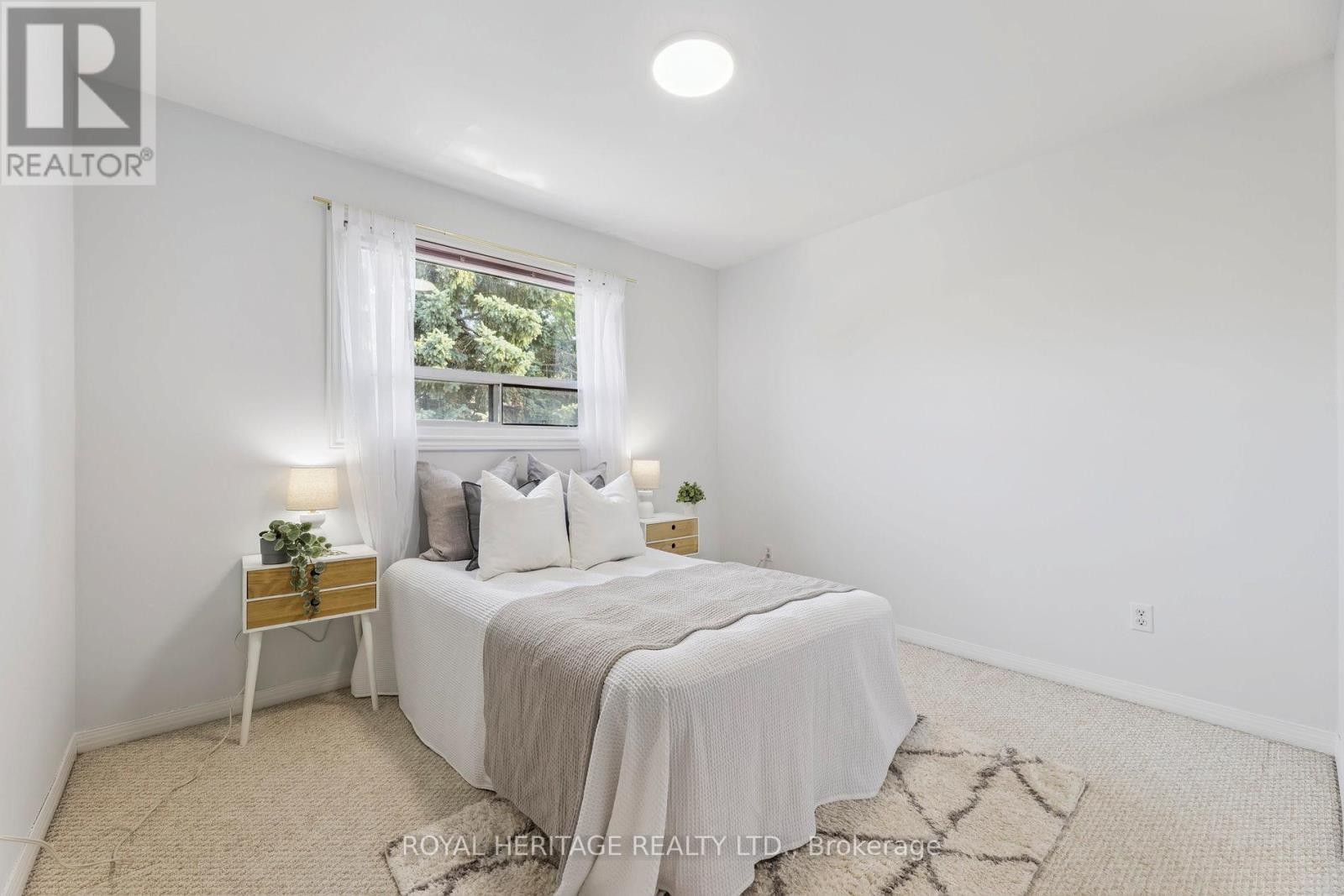 












606 STONEBRIDGE LANE

,
Pickering (West Shore),




Ontario
L1W3B3

