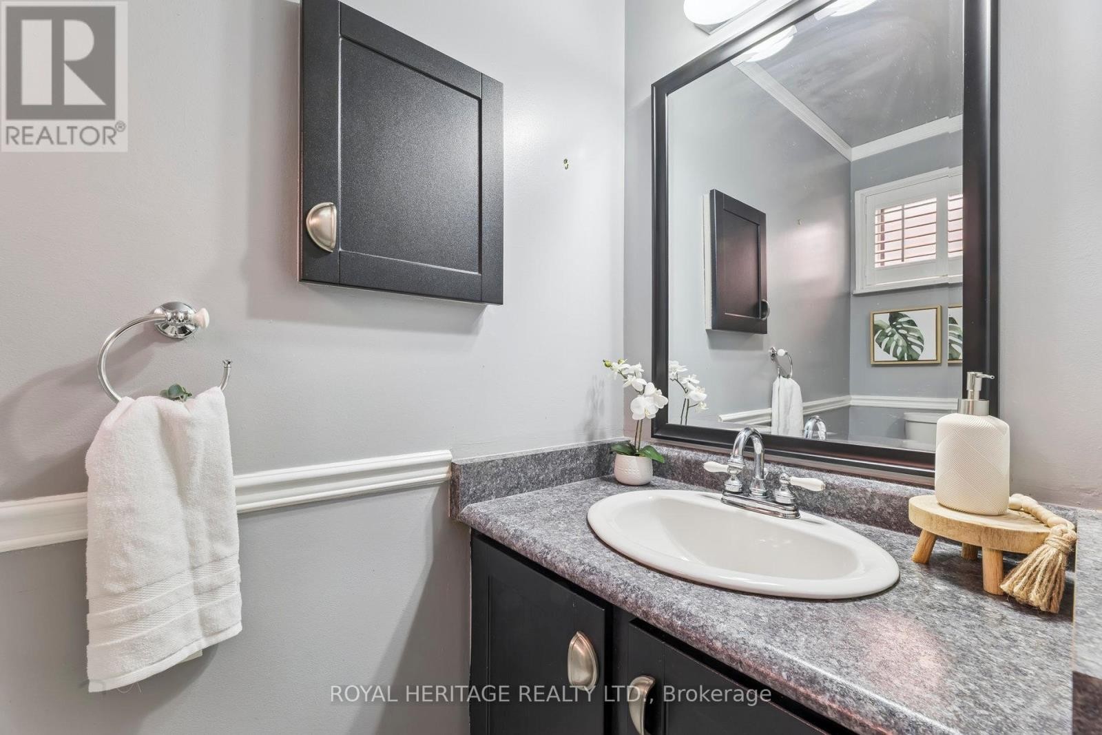 












606 STONEBRIDGE LANE

,
Pickering (West Shore),




Ontario
L1W3B3

