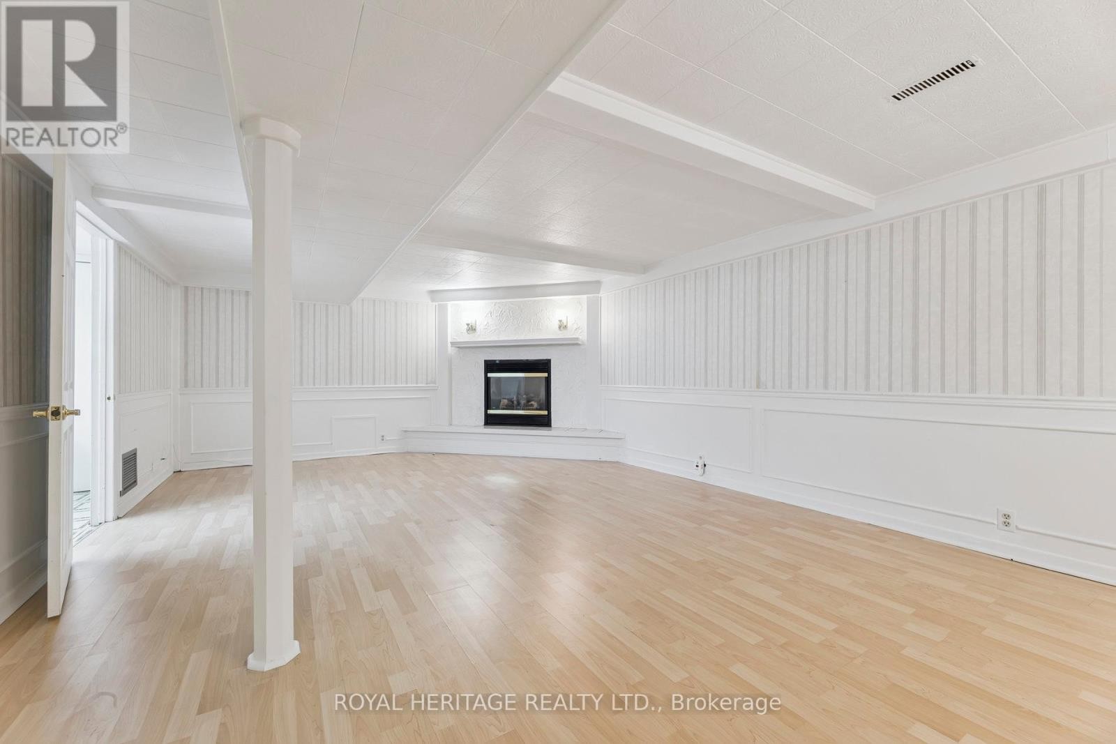 












606 STONEBRIDGE LANE

,
Pickering (West Shore),




Ontario
L1W3B3

