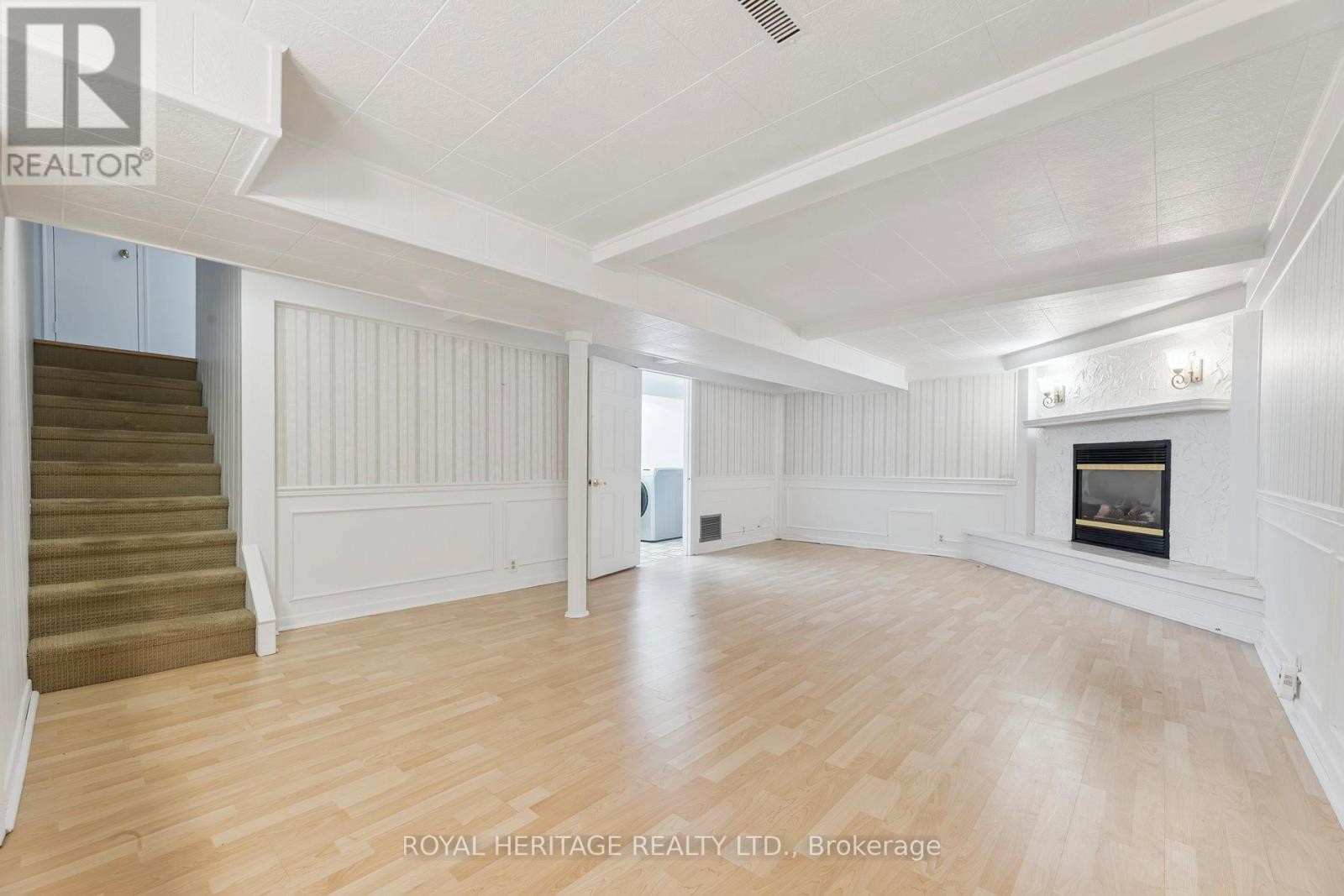 












606 STONEBRIDGE LANE

,
Pickering (West Shore),




Ontario
L1W3B3

