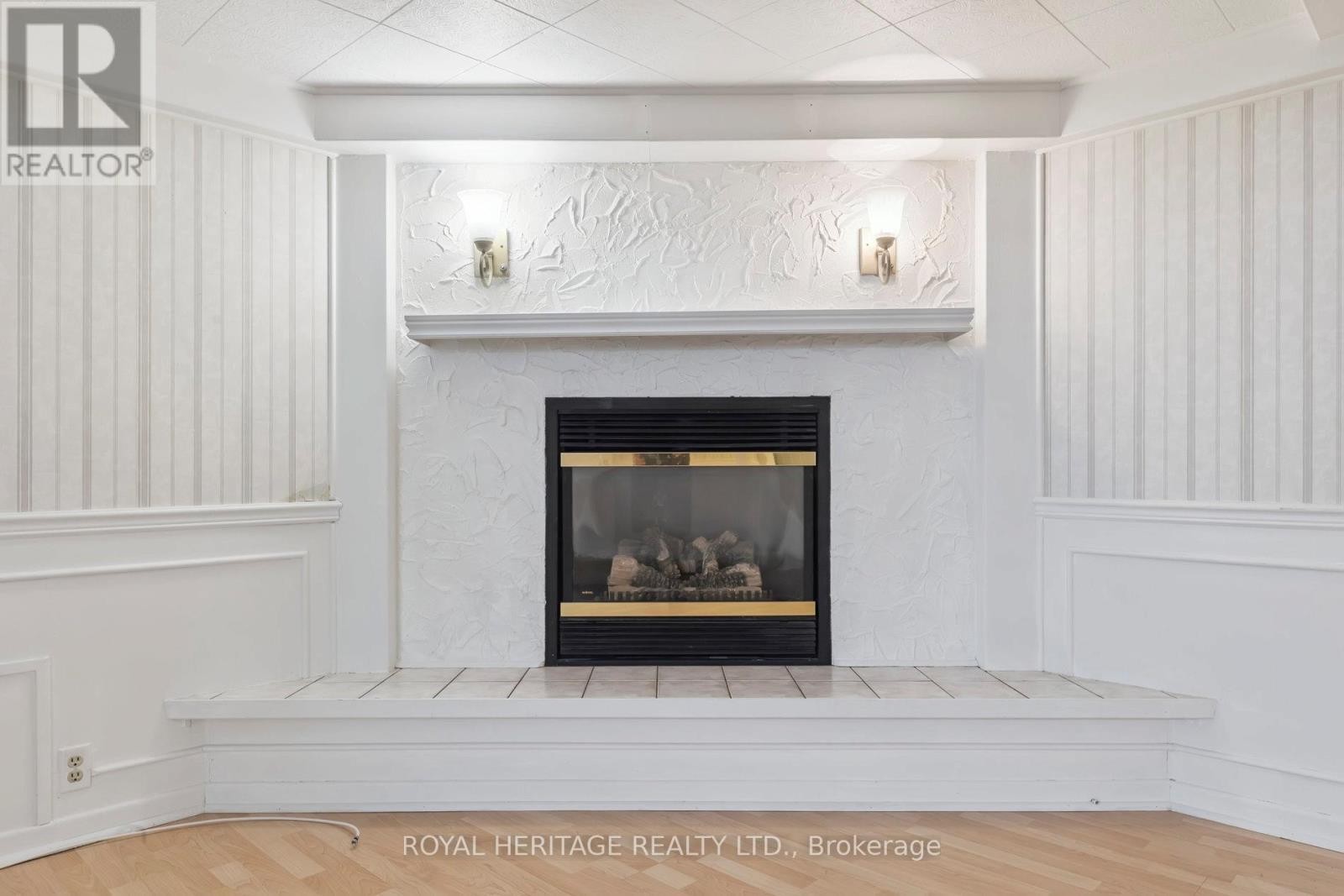 












606 STONEBRIDGE LANE

,
Pickering (West Shore),




Ontario
L1W3B3

