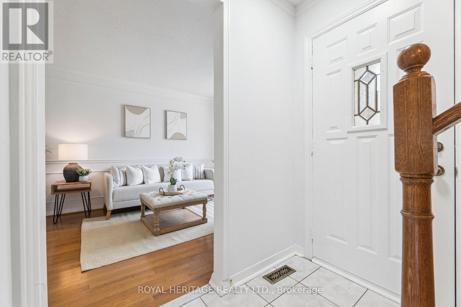 












606 STONEBRIDGE LANE

,
Pickering (West Shore),




Ontario
L1W3B3

