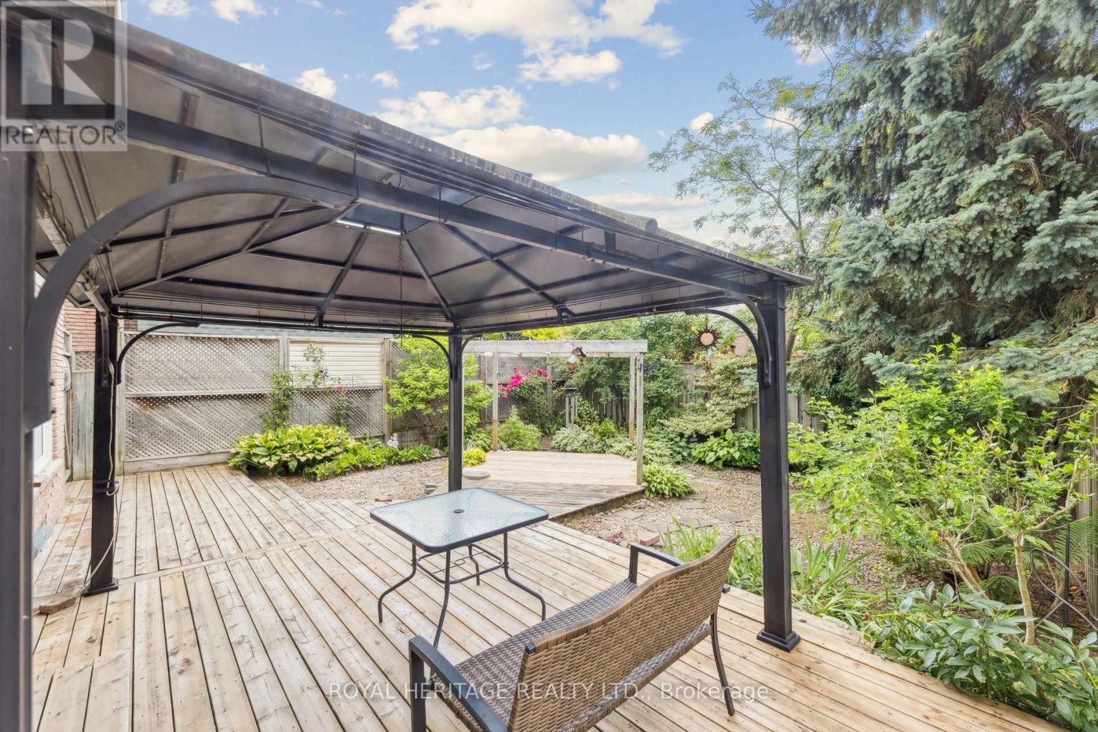 












606 STONEBRIDGE LANE

,
Pickering (West Shore),




Ontario
L1W3B3

