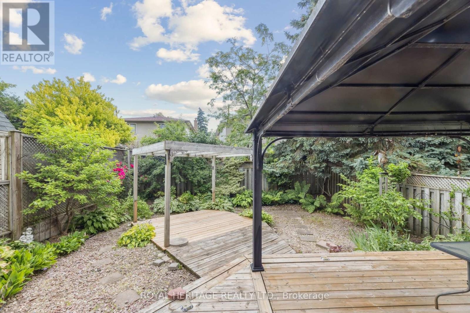 












606 STONEBRIDGE LANE

,
Pickering (West Shore),




Ontario
L1W3B3

