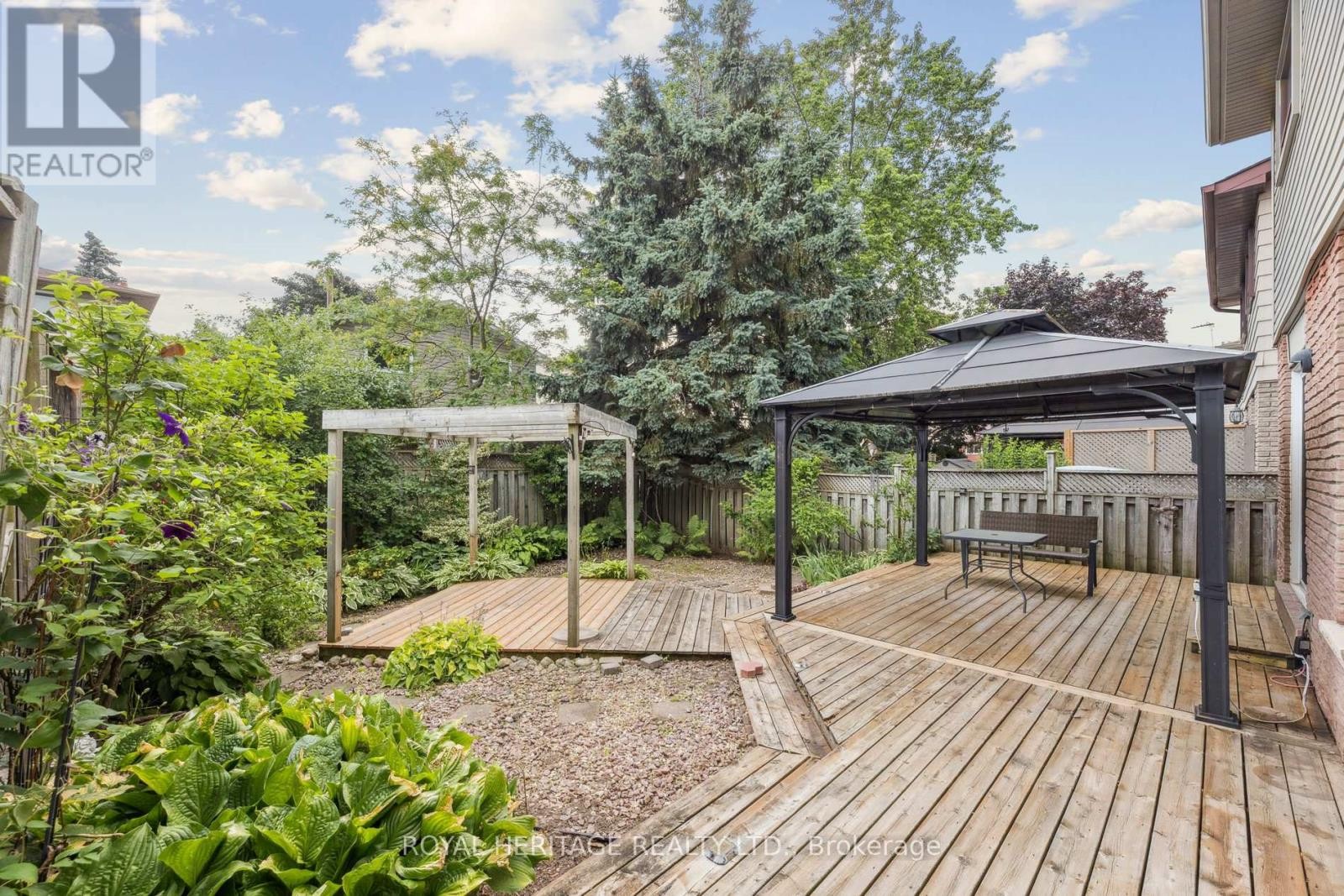 












606 STONEBRIDGE LANE

,
Pickering (West Shore),




Ontario
L1W3B3


