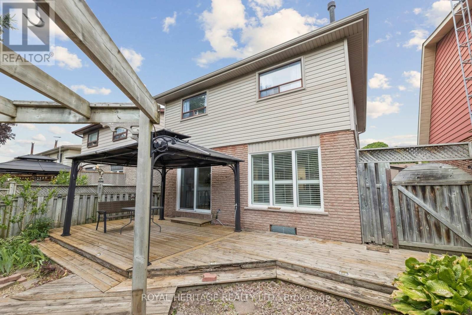 












606 STONEBRIDGE LANE

,
Pickering (West Shore),




Ontario
L1W3B3

