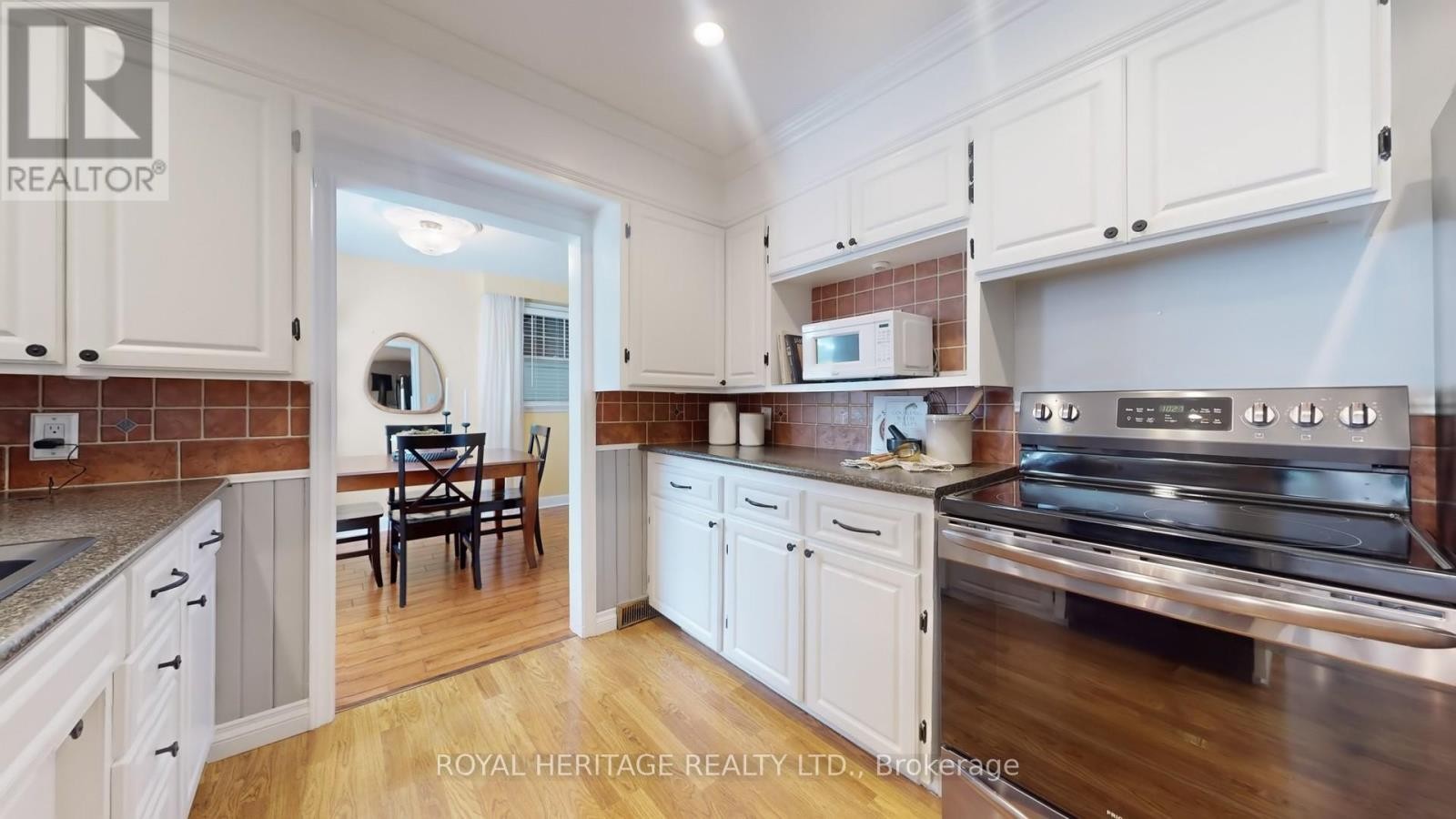 












11 DURHAM STREET

,
Whitby (Brooklin),




Ontario
L1M1A5

