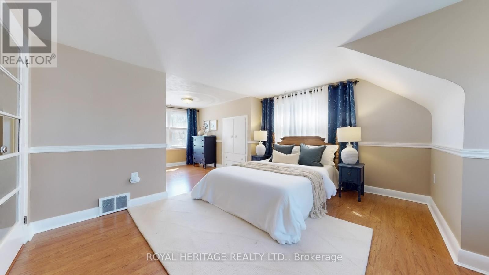 












11 DURHAM STREET

,
Whitby (Brooklin),




Ontario
L1M1A5

