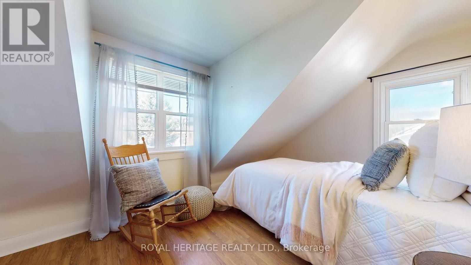 












11 DURHAM STREET

,
Whitby (Brooklin),




Ontario
L1M1A5


