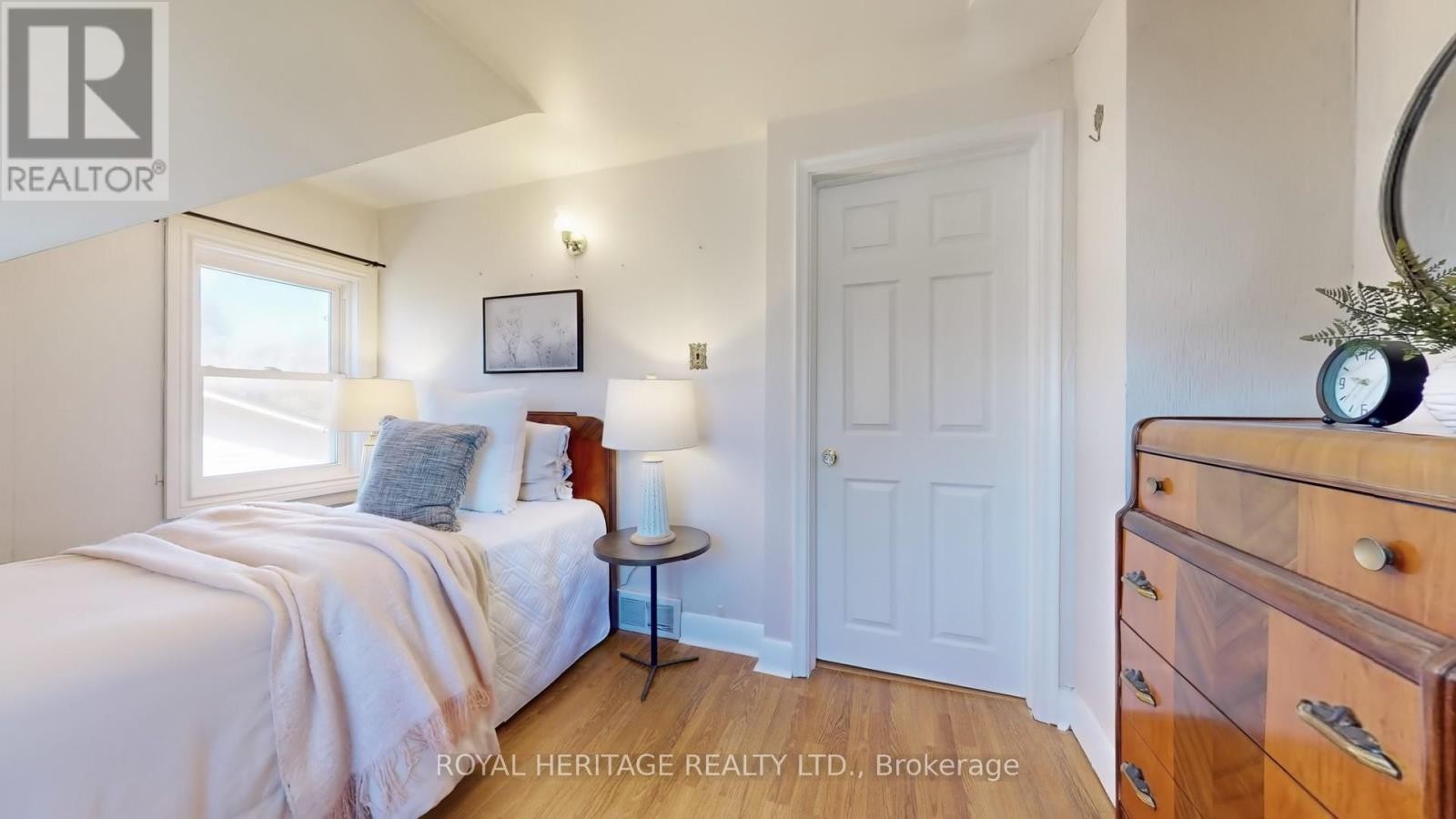 












11 DURHAM STREET

,
Whitby (Brooklin),




Ontario
L1M1A5

