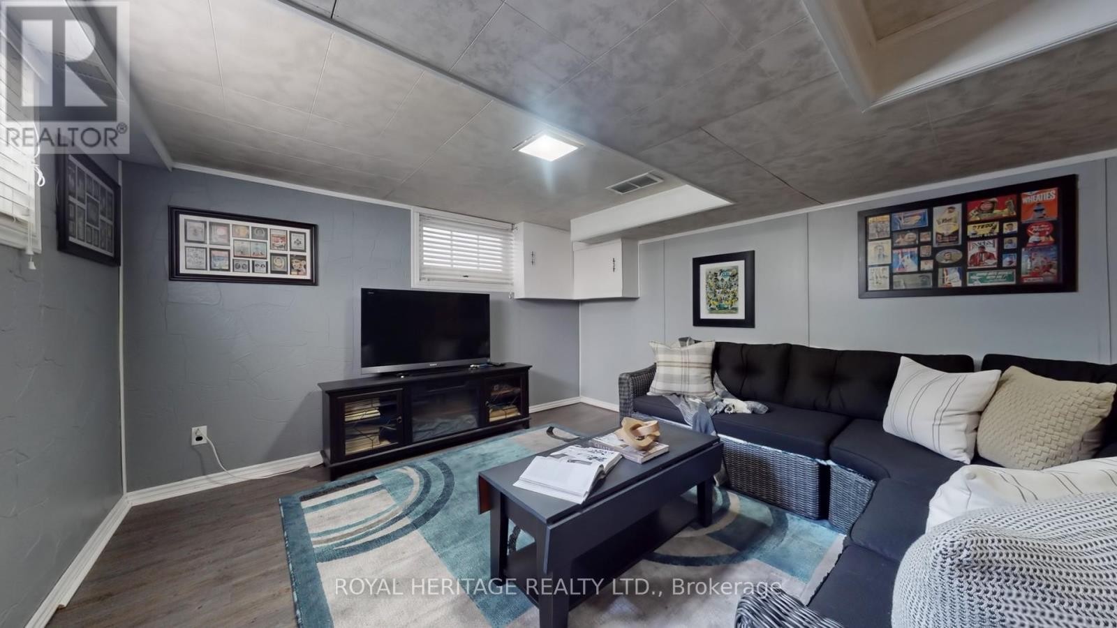 












11 DURHAM STREET

,
Whitby (Brooklin),




Ontario
L1M1A5

