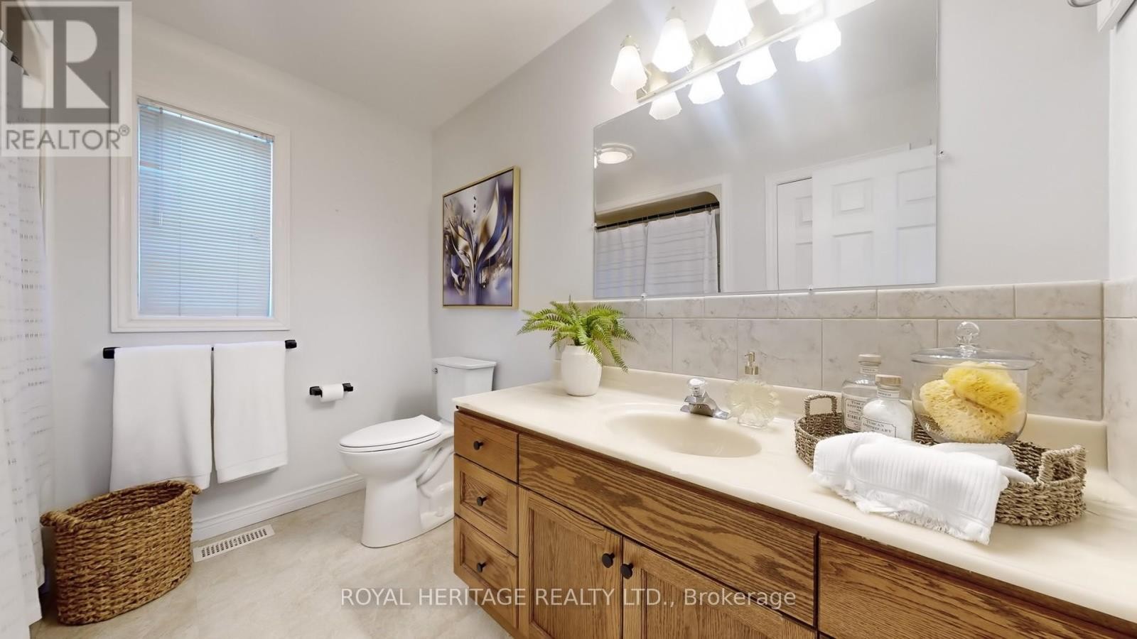 












11 DURHAM STREET

,
Whitby (Brooklin),




Ontario
L1M1A5

