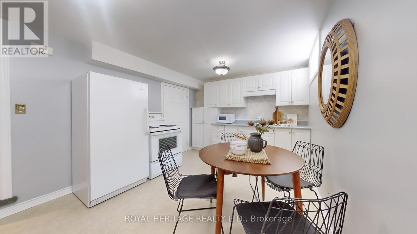 












11 DURHAM STREET

,
Whitby (Brooklin),




Ontario
L1M1A5

