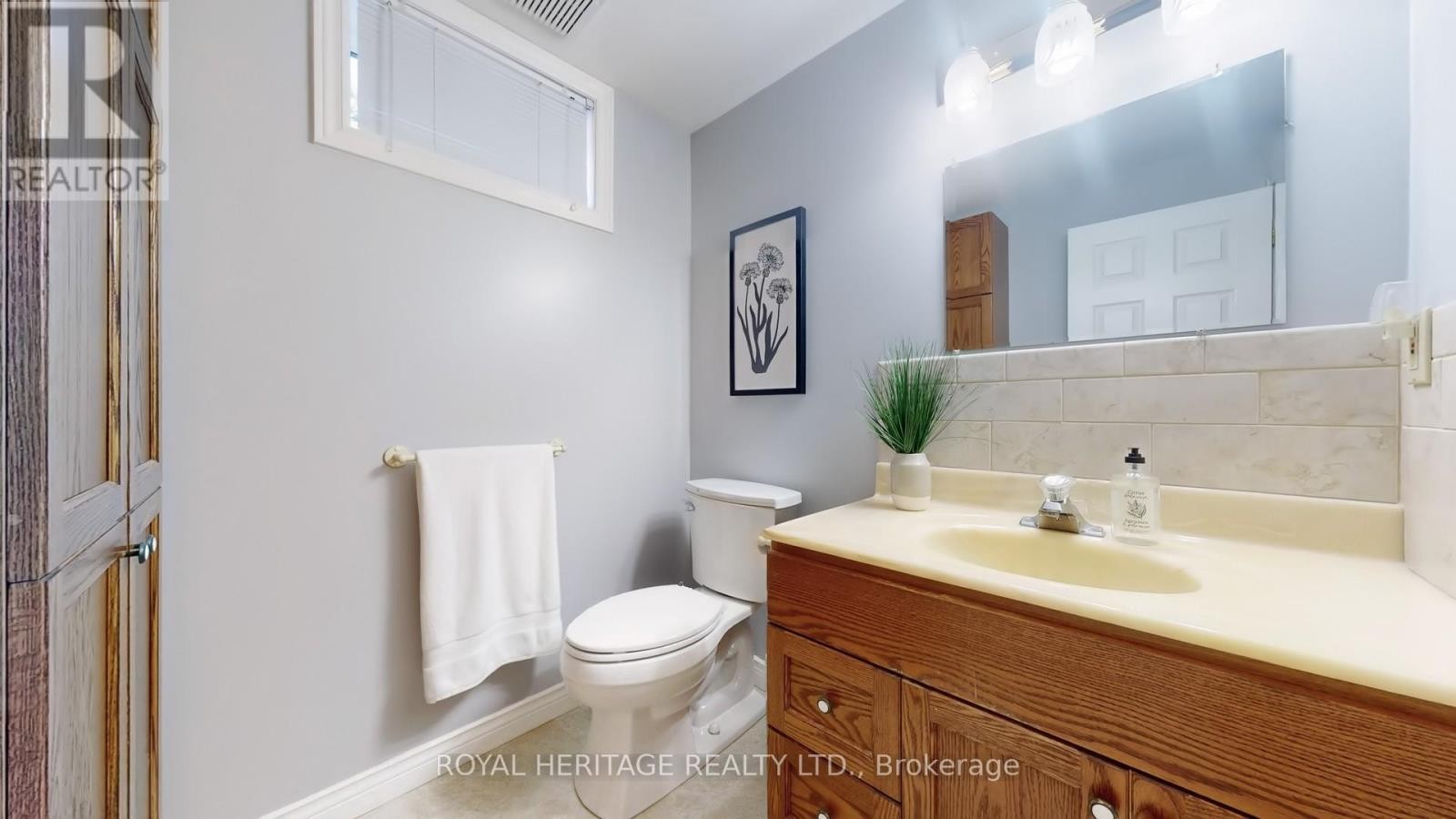 












11 DURHAM STREET

,
Whitby (Brooklin),




Ontario
L1M1A5

