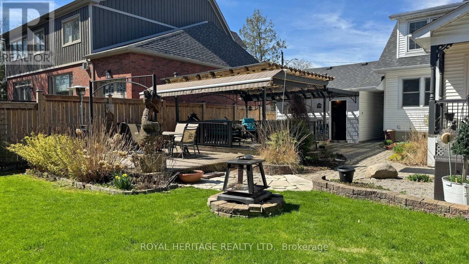 












11 DURHAM STREET

,
Whitby (Brooklin),




Ontario
L1M1A5

