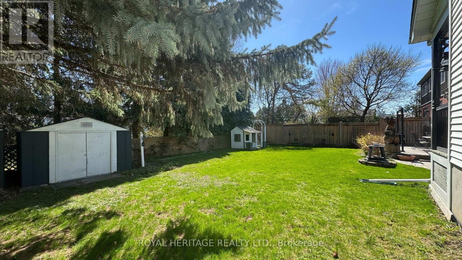 












11 DURHAM STREET

,
Whitby (Brooklin),




Ontario
L1M1A5

