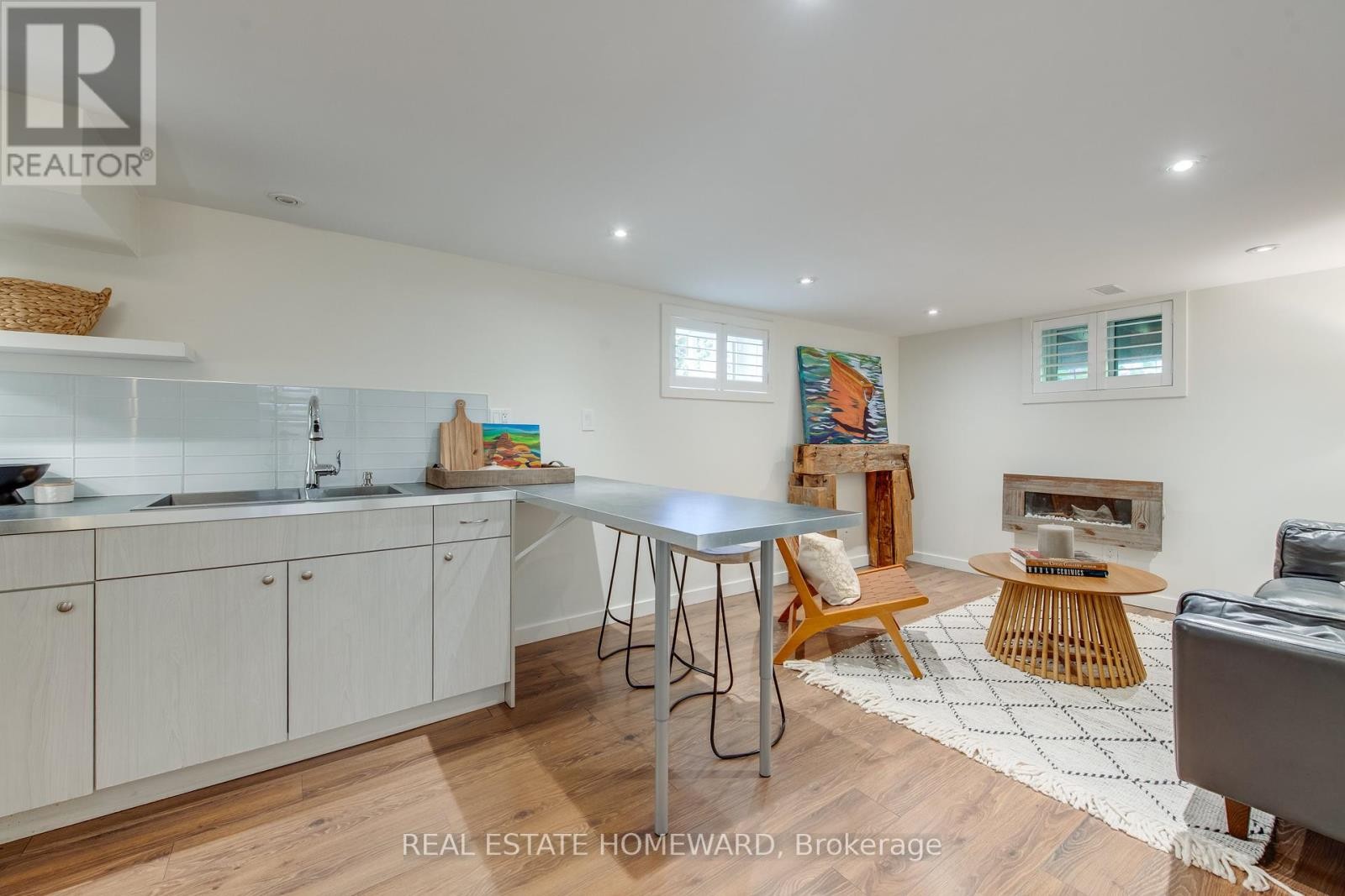 












52 HAREWOOD AVENUE

,
Toronto (Cliffcrest),




Ontario
M1M2R3

