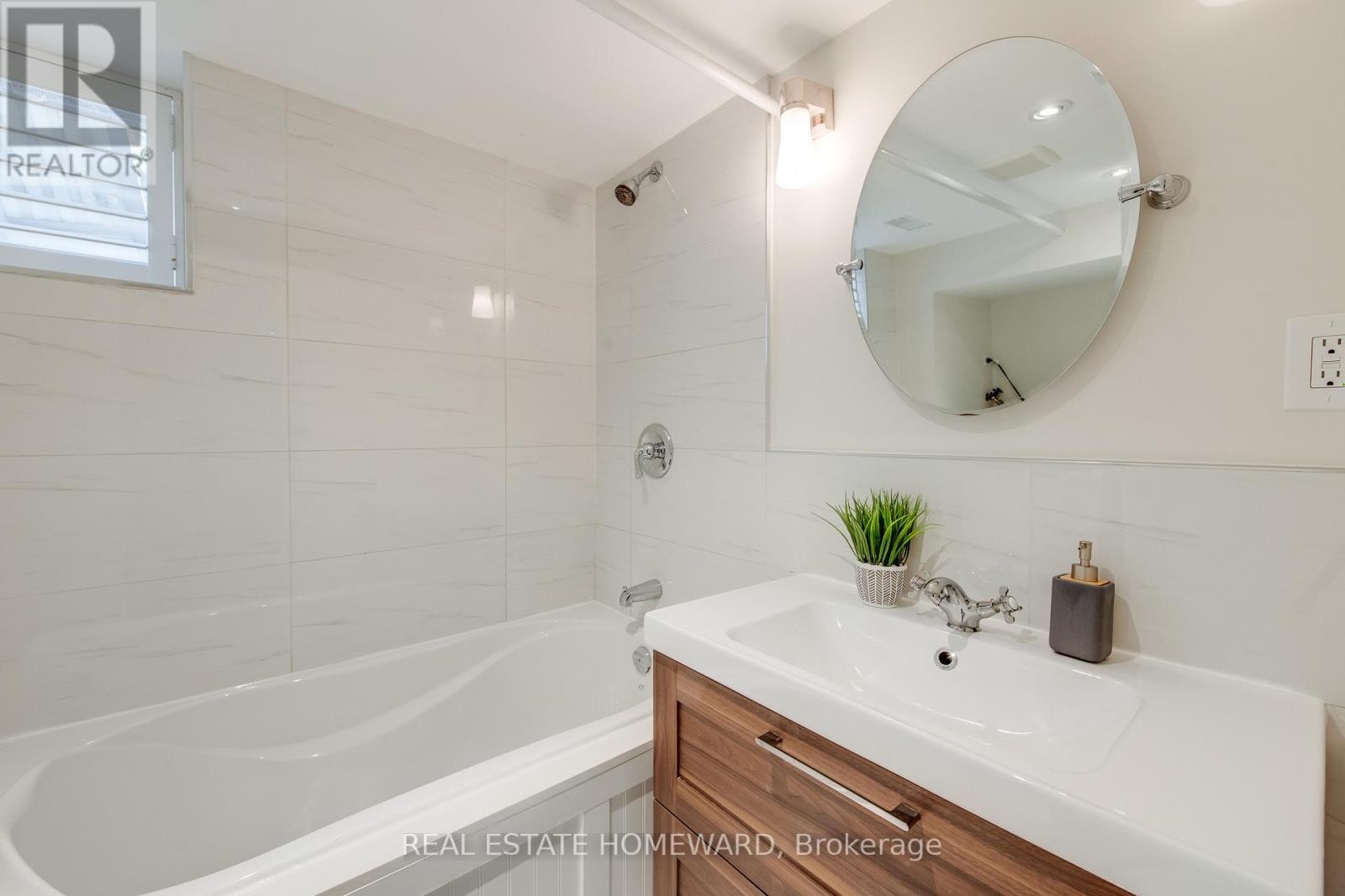












52 HAREWOOD AVENUE

,
Toronto (Cliffcrest),




Ontario
M1M2R3


