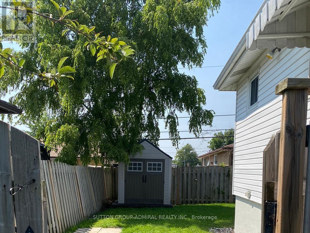 












#MAIN - 876 ANTONIO STREET

,
Pickering (Bay Ridges),




Ontario
L1W1T3


