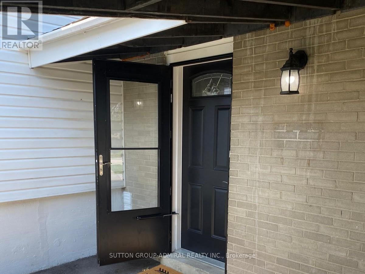 












#MAIN - 876 ANTONIO STREET

,
Pickering (Bay Ridges),




Ontario
L1W1T3

