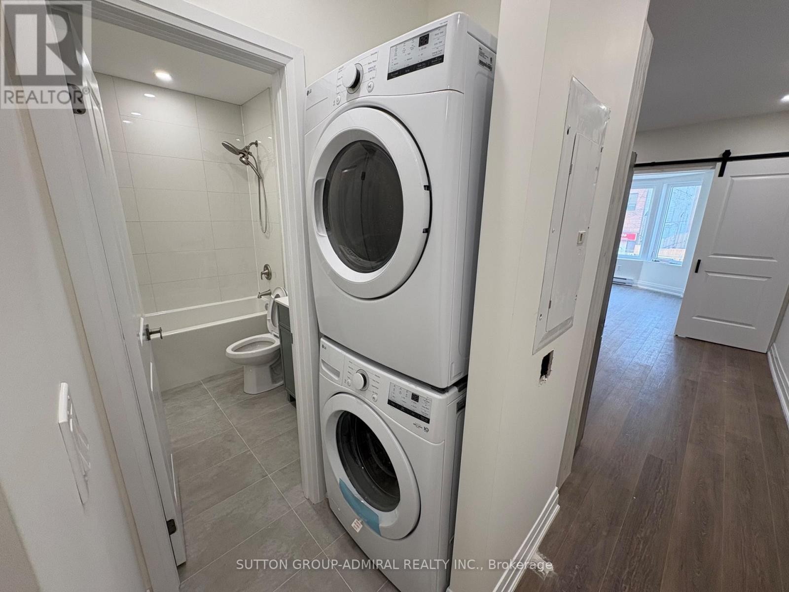 












2B - 673 DANFORTH AVENUE

,
Toronto (Blake-Jones),




Ontario
M4J1L2

