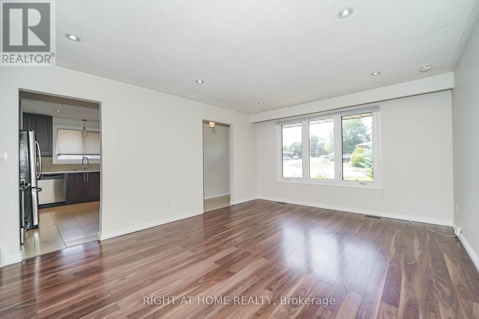 












509 TENNYSON COURT

,
Oshawa (Donevan),




Ontario
L1H3K8

