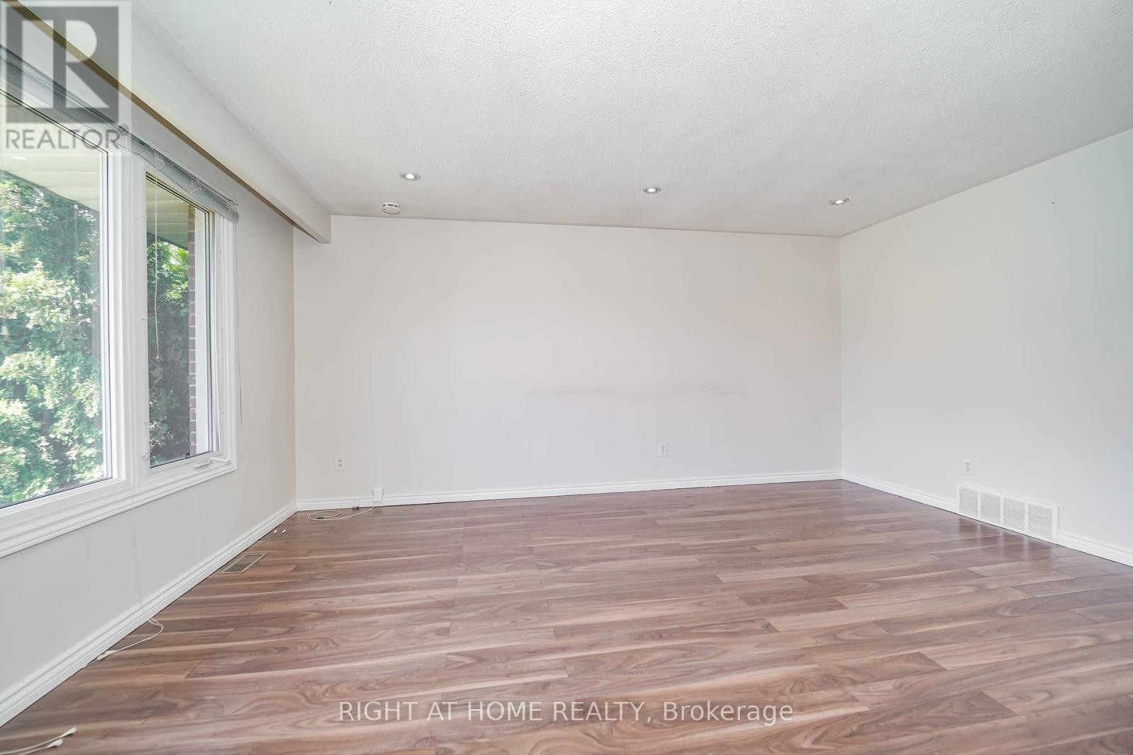 












509 TENNYSON COURT

,
Oshawa (Donevan),




Ontario
L1H3K8

