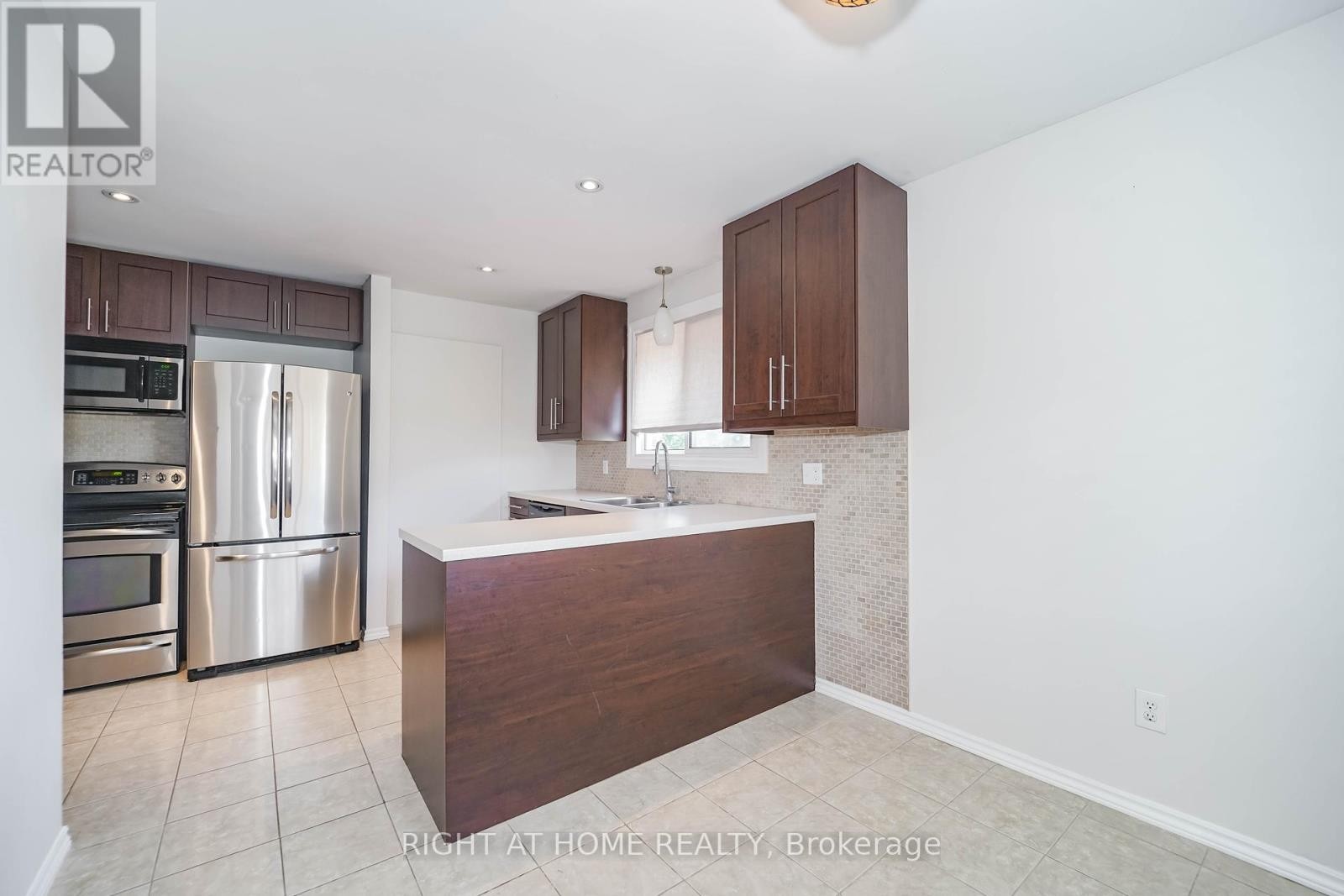












509 TENNYSON COURT

,
Oshawa (Donevan),




Ontario
L1H3K8


